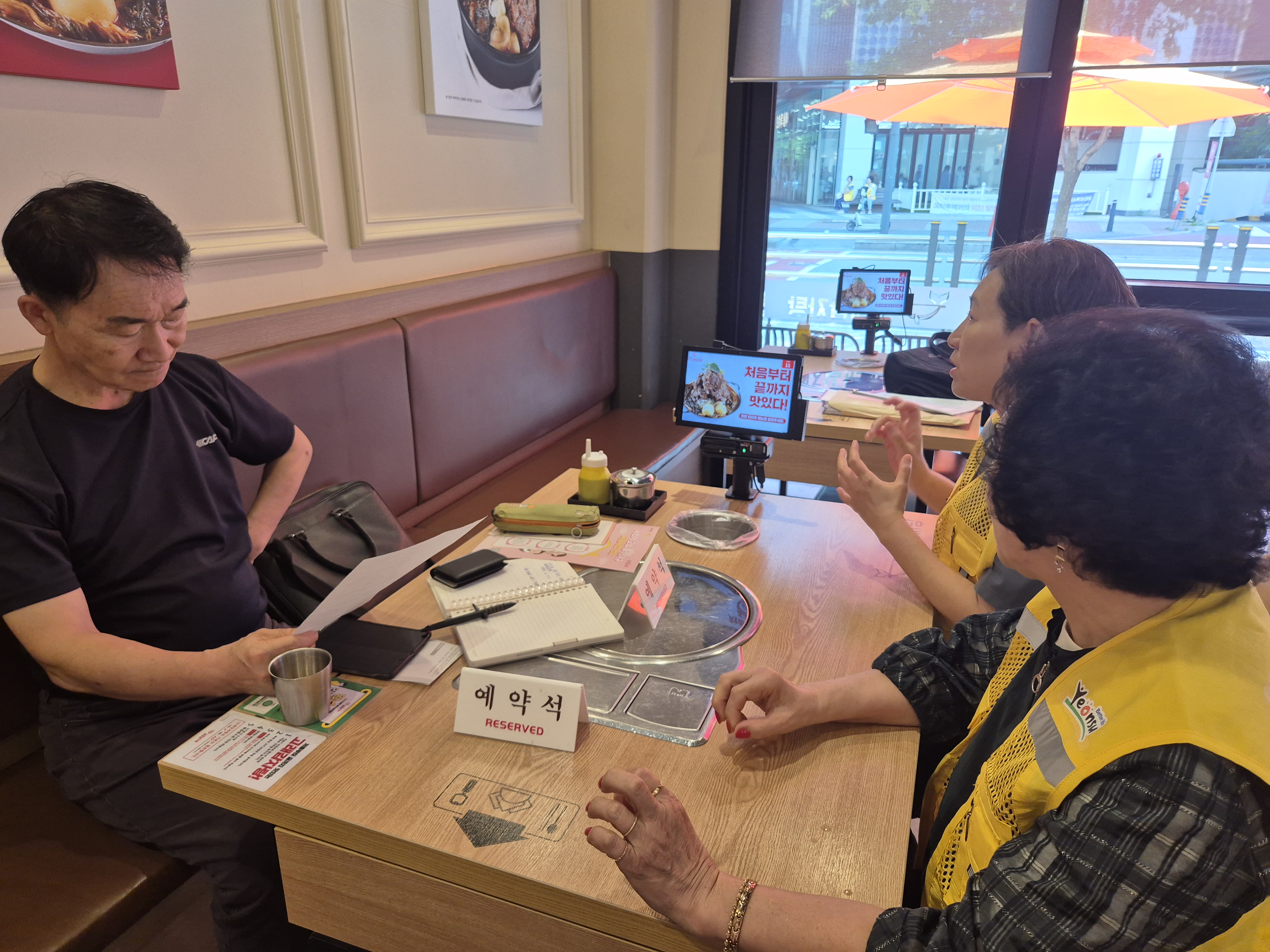 연수구 송도4동 지역사회보장협의체는 지난 18일 지역 내 상가 사업주들과 지역 주민들을 대상으로 복지사각지대 발굴 홍보 캠페인을 실시했다